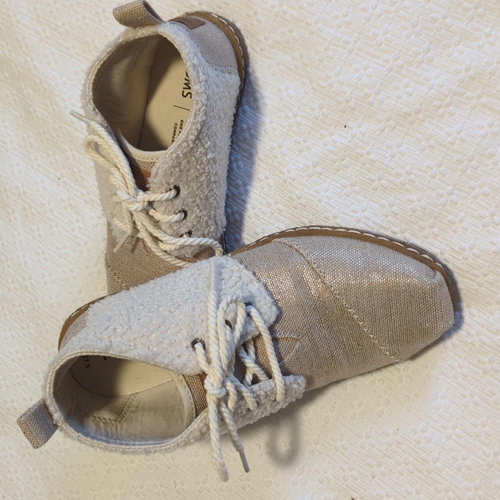 Toms, size 7.5, slip on tennis shoes